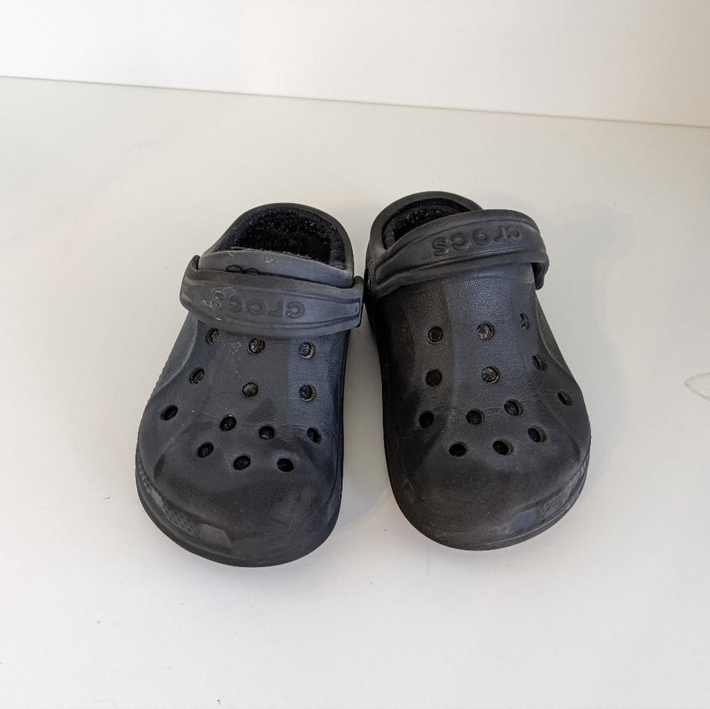 Black lined Crocs children size 8/ 9